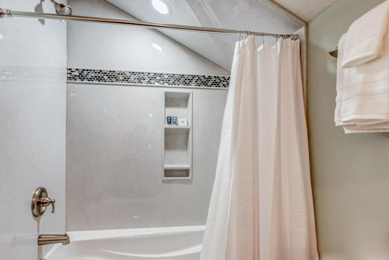 New Tri-Level Home With Ocean View And 3 En-Suite Bedrooms! デポー・ベイ エクステリア 写真