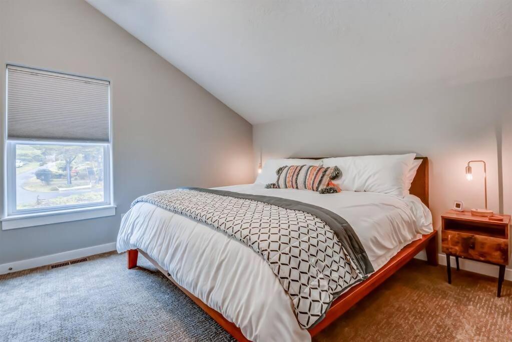 New Tri-Level Home With Ocean View And 3 En-Suite Bedrooms! デポー・ベイ エクステリア 写真