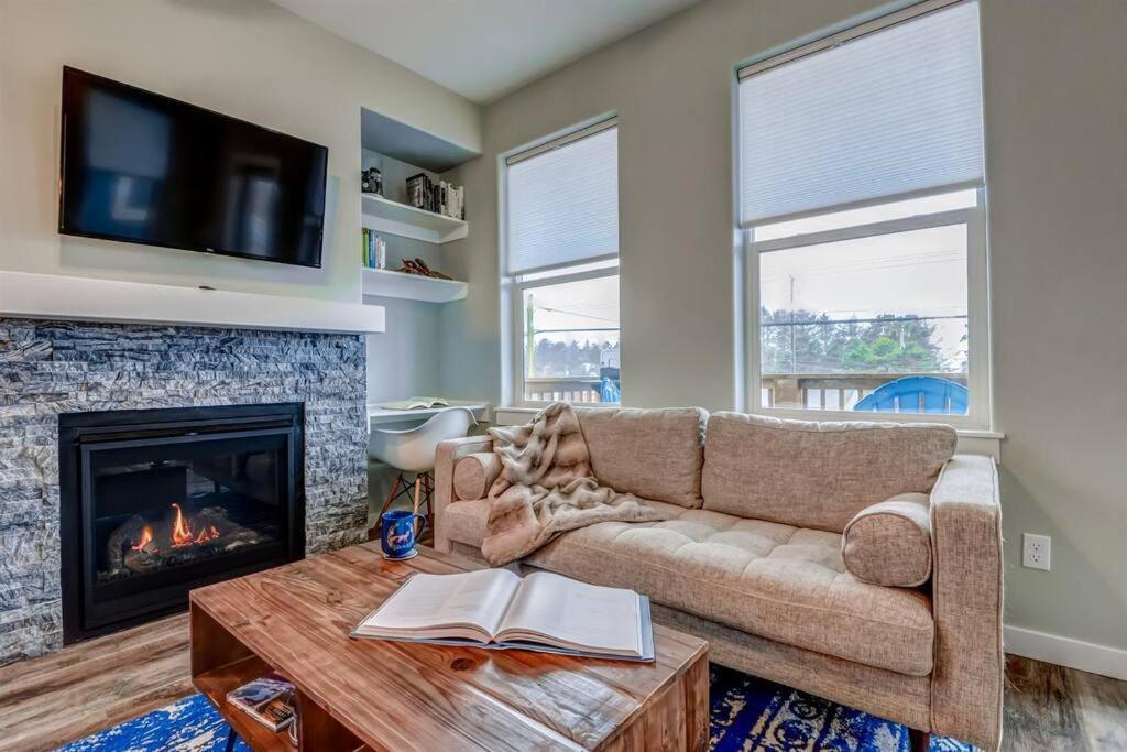 New Tri-Level Home With Ocean View And 3 En-Suite Bedrooms! デポー・ベイ エクステリア 写真