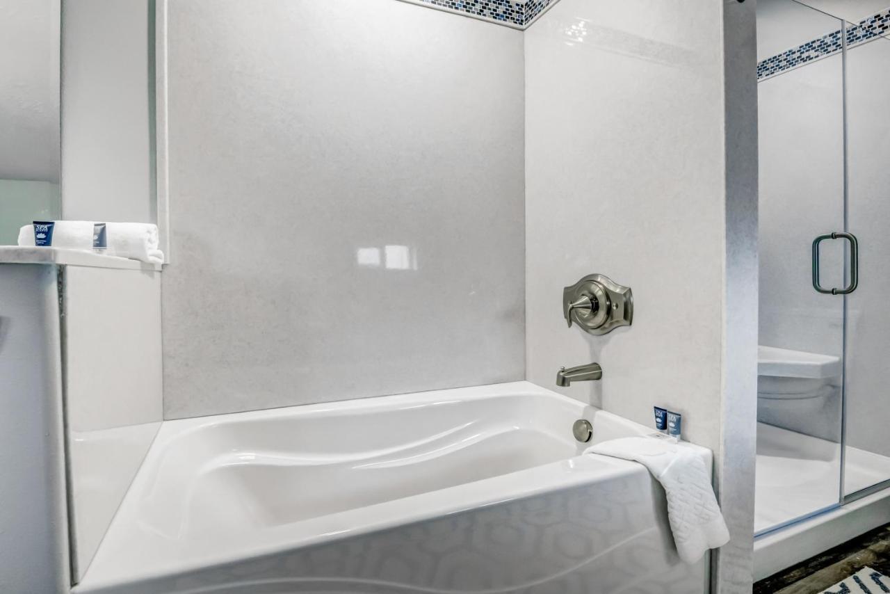 New Tri-Level Home With Ocean View And 3 En-Suite Bedrooms! デポー・ベイ エクステリア 写真