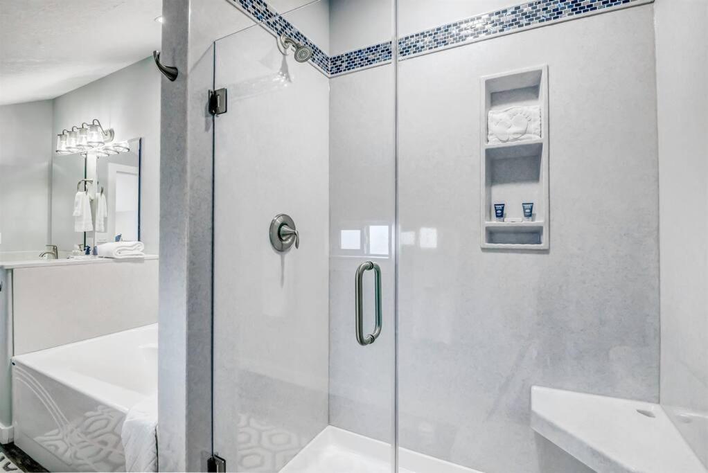 New Tri-Level Home With Ocean View And 3 En-Suite Bedrooms! デポー・ベイ エクステリア 写真