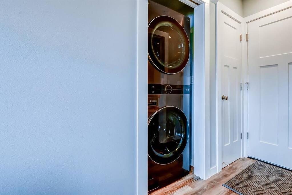 New Tri-Level Home With Ocean View And 3 En-Suite Bedrooms! デポー・ベイ エクステリア 写真