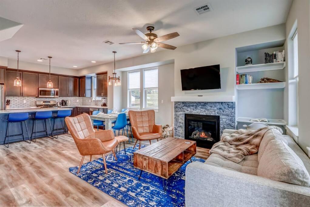 New Tri-Level Home With Ocean View And 3 En-Suite Bedrooms! デポー・ベイ エクステリア 写真