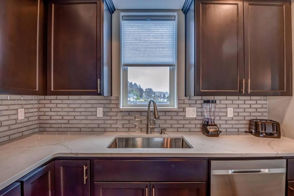 New Tri-Level Home With Ocean View And 3 En-Suite Bedrooms! デポー・ベイ エクステリア 写真