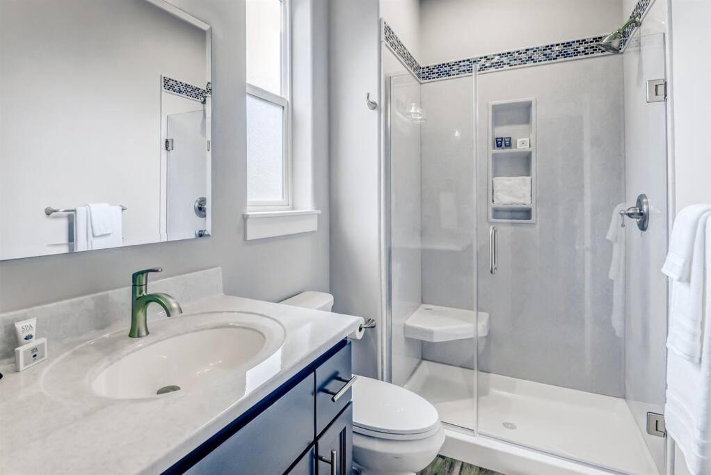 New Tri-Level Home With Ocean View And 3 En-Suite Bedrooms! デポー・ベイ エクステリア 写真