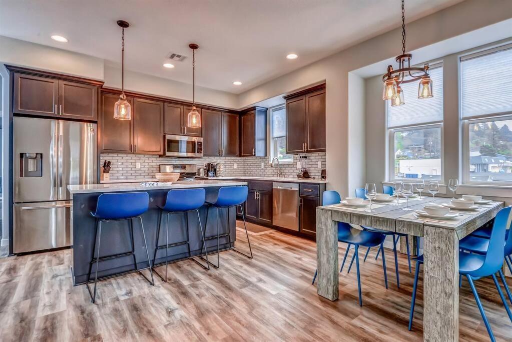 New Tri-Level Home With Ocean View And 3 En-Suite Bedrooms! デポー・ベイ エクステリア 写真