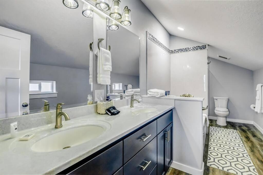 New Tri-Level Home With Ocean View And 3 En-Suite Bedrooms! デポー・ベイ エクステリア 写真